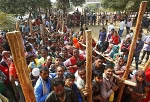 Farmers and rural laborers, who should have been involved in sowing operations at this time of the year, are now spending long hours in queues. Photo: UNI