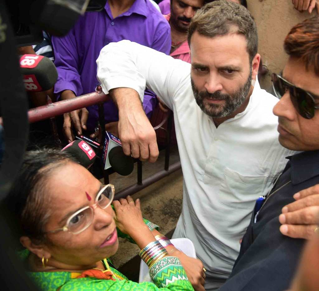 Congress vice-president Rahul Gandhi talking to people in queue outside an SBI ATM in Vakola, Mumbai. Photo: UNI