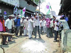 Farmers protest by throwing milk on the streets of Wakodi village in Nagpur on June 1. Photo: UNI