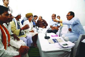 MP CM Shivraj Singh Chouhan interacting with farmers in Bhopal during his fast for normalcy in the state. Photo: UNI
