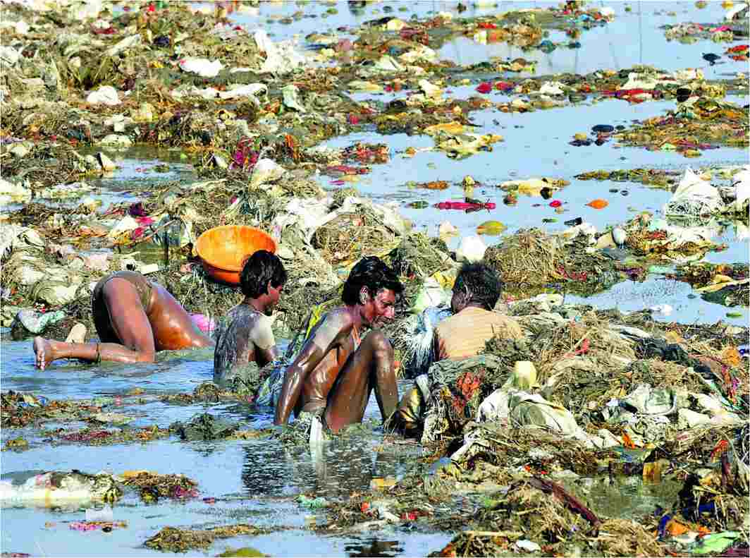 Filth and pollution clogs up Ganga. Photo: helpusgreen.com