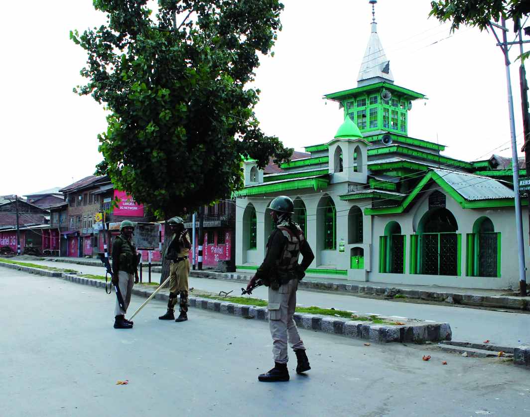 A big challenge to Rao’s J&K policy came in 1995 when militants took over the Charar-e-Sharif shrine in Srinagar. Photo: UNI