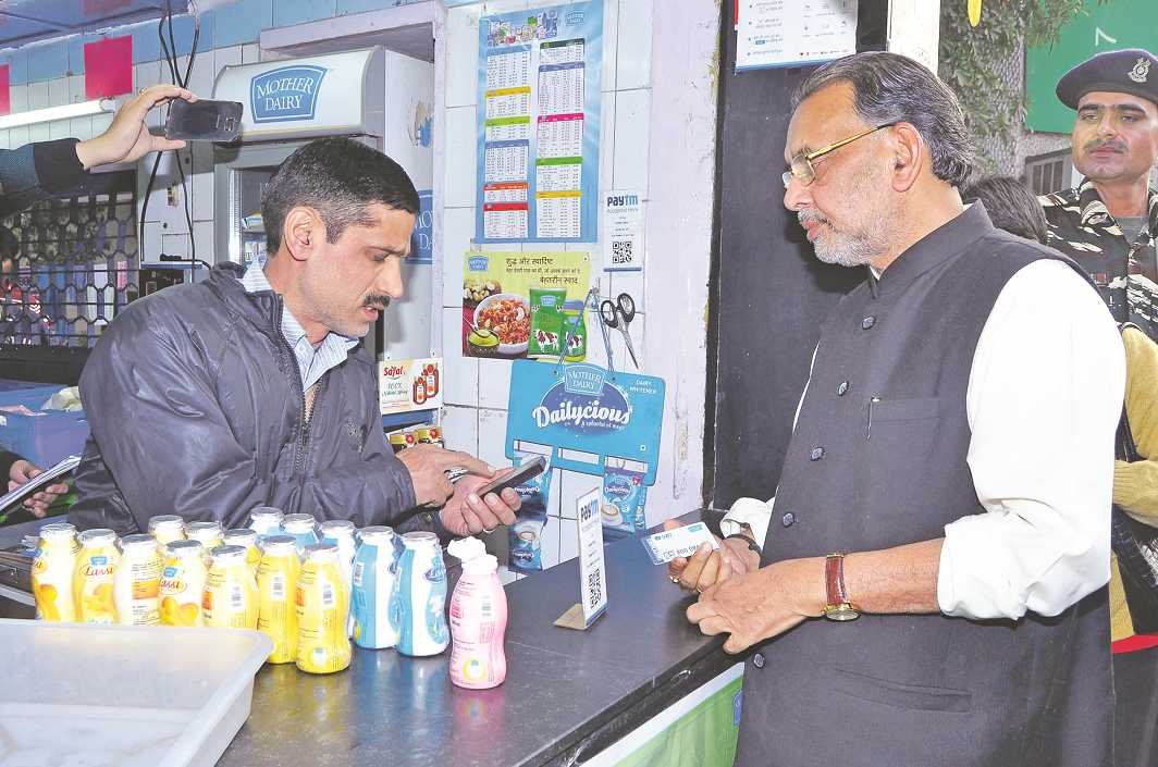 Union Minister of Agriculture and Farmers Welfare, Radha Mohan Singh, visits Mother Dairy Milk outlets in Delhi. Photo: UNI