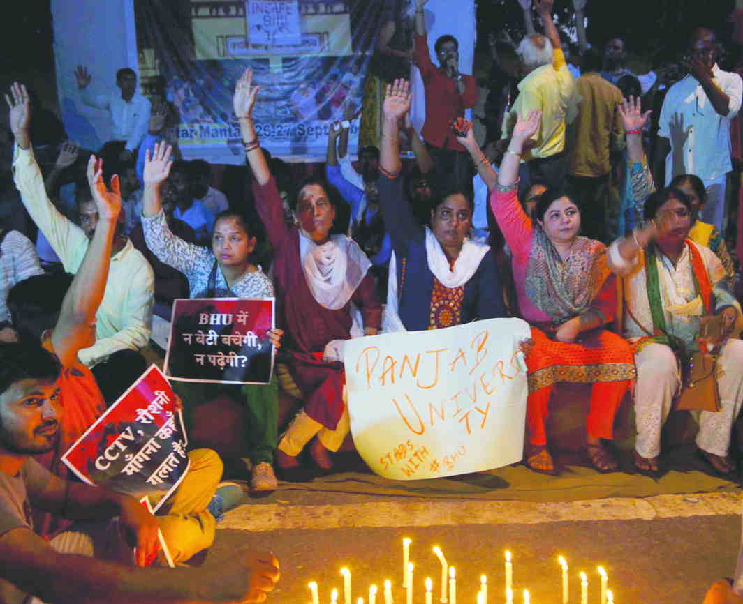 Congress and Swaraj Abhiyan activists assemble at Jantar Mantar in Delhi to condemn the lathicharge at BHU. Photo: UNI