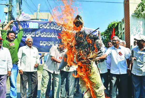 In Vijayawada, CPI (M) activists burnt an effigy of Paytm CEO Vijay Shekhar Sharma. Photo: nyoooz.com
