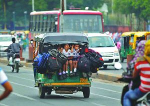 School kids cramped inside an auto—a far cry from safety. Photo: UNI