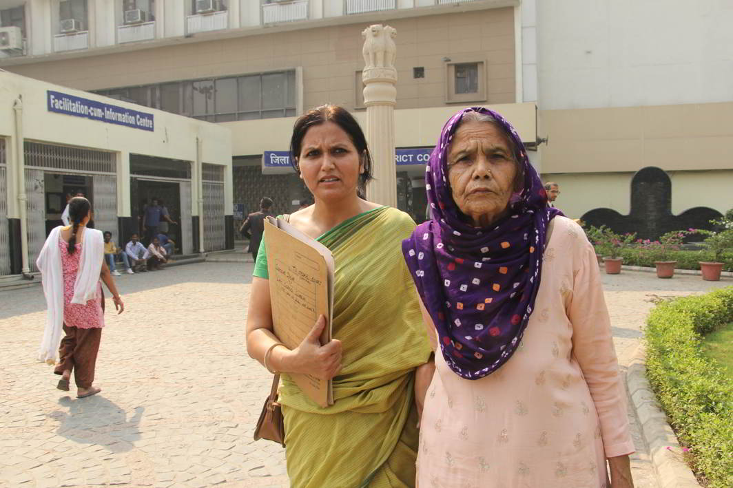 Samjho Devi and her daughter Suraj at Tis Hazari courts. Photo: Bhavana Gaur