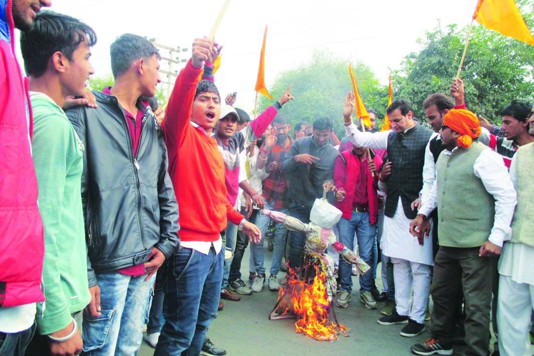 Members of Karni Sena burn an effigy of Sanjay Leela Bhansali in Sirsa, seeking a ban on his upcoming film Padmavati