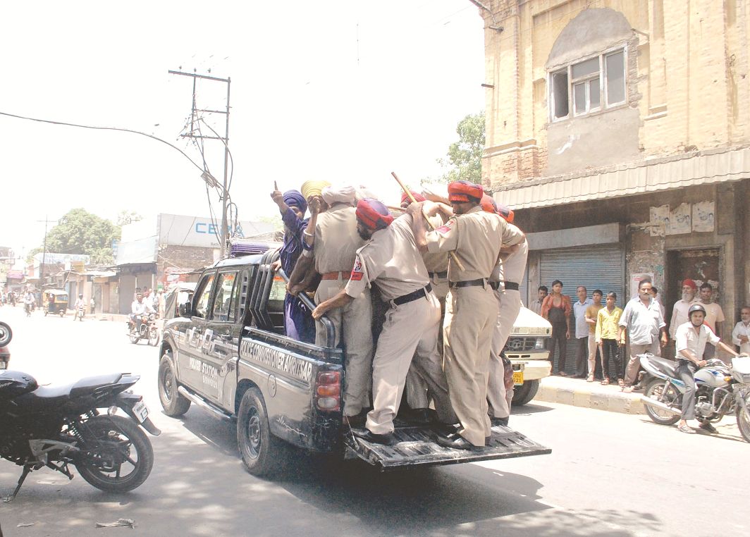Members of radical Sikh groups being arrested while trying to force shops to down shutters in Amritsar. Photo: UNI