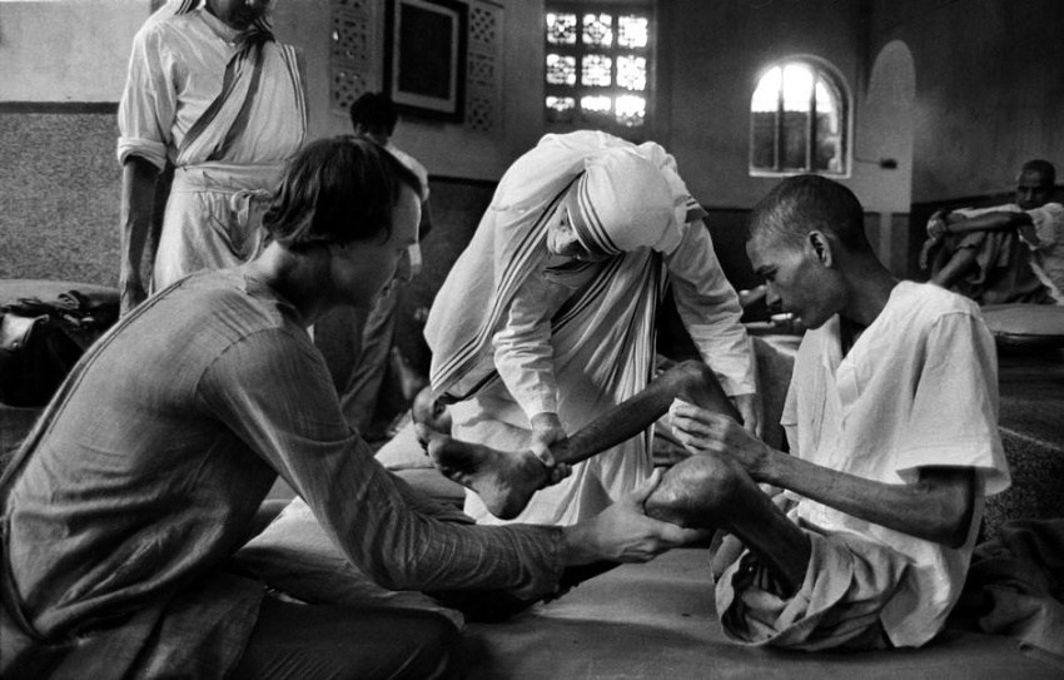 An iconic photograph of Mother Teresa, her nuns and volunteers looking after a leprosy-afflicted man at a Missionaries of Charity home in Kolkata. Photo: infinitefire.org