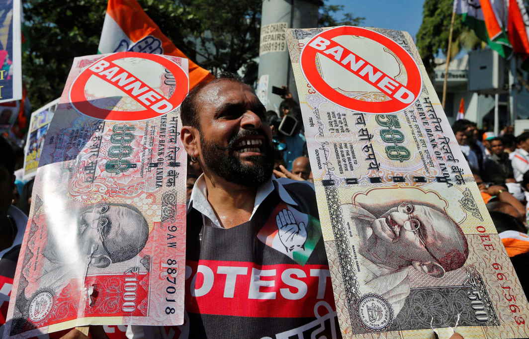 A man holds placards and shouts slogans during a rally against the government’s decision to withdraw 500 and 1000 Indian rupee banknotes from circulation, in Mumbai (file picture)/Photo: UNI