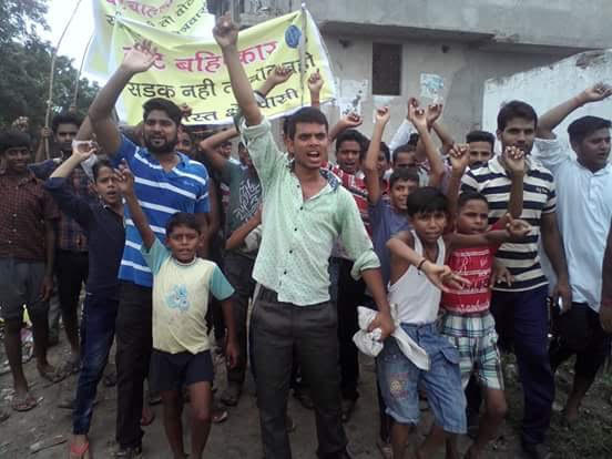 Villagers protesting against the failure of politicians in repairing the road link