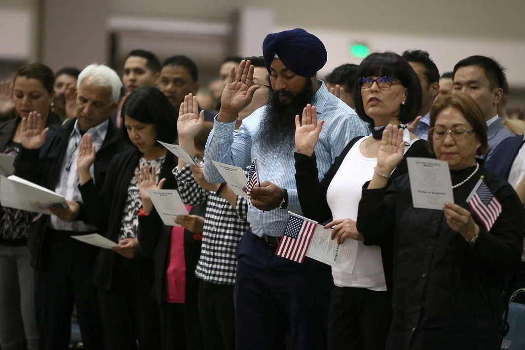 BARVE AND FREE: Immigrants swear the oath to become new citizens at a US naturalization ceremony in Los Angeles, Reuters/UNI