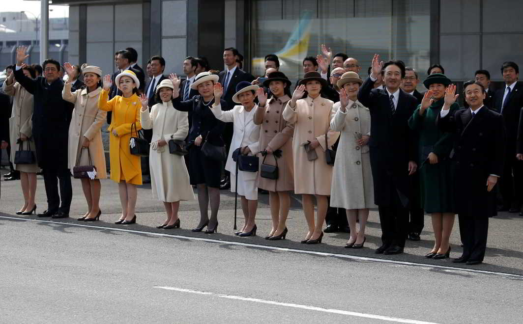 WE ARE FAMILY: Japan’s royal family members, Prime Minister Shinzo Abe (2nd L) and his wife Akie (L) wave as they send off Emperor Akihito and Empress Michiko on their visit to Vietnam and Thailand, at Haneda Airport in Tokyo, Reuters/UNI. Royal family members are (R-L) Crown Prince Naruhito, Crown Princess Masako, Prince Akishino, Princess Kiko, Princess Mako, Princess Kako and others