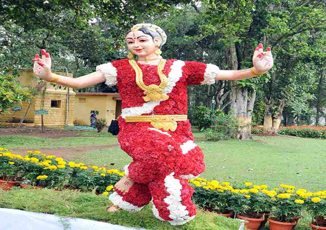 CARE TO DANCE? A clay model of a dancing woman decorated with flowers at the 42nd summer festival and flower show in the hill station of Yercaud in Tamil Nadu, UNI