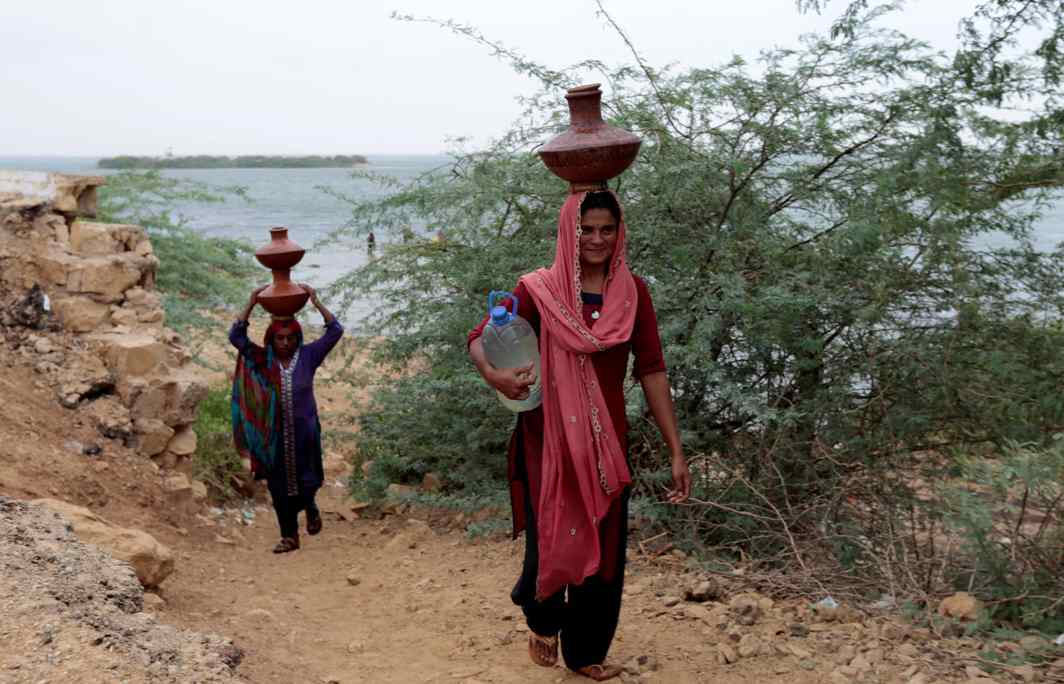 LONG WALK HOME: Women carry water home from Kalri lake in Thatta, Pakistan, Reuters/UNI