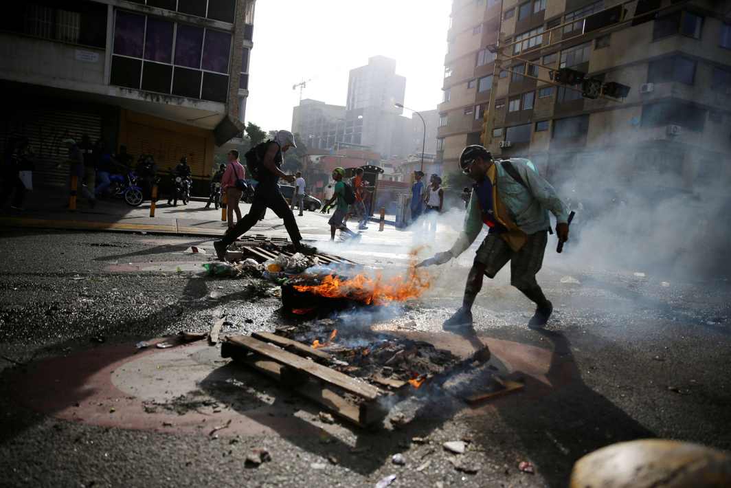 KEEP THE FIRE BURNING: Protesters set a roadblock on fire during a rally against Venezuela's president Nicolas Maduro's government in Caracas, Reuters/UNI