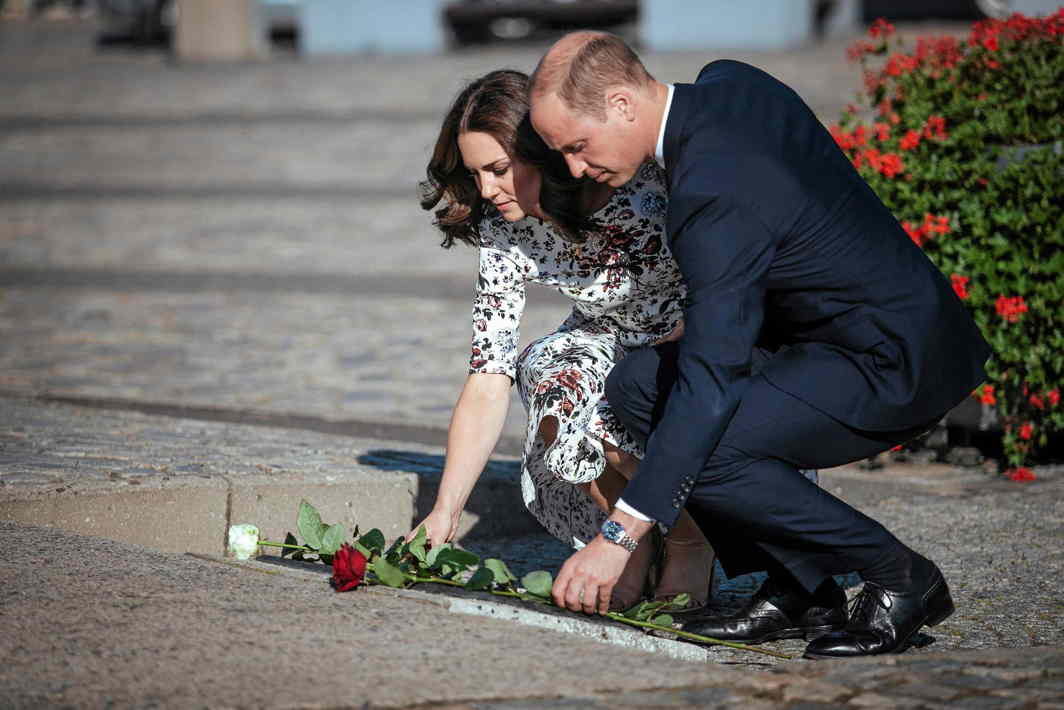 THEIR SENTIMENT: Prince William, the Duke of Cambridge, and Catherine, the Duchess of Cambridge, lay flowers at Plac Solidarnosci in Gdansk, Poland, Agencja Gazeta/Renata Dabrowska/Reuters/UNI