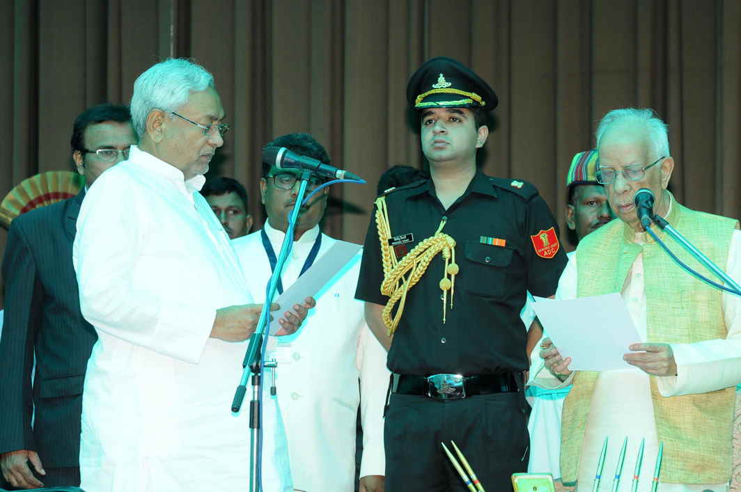 I SOLEMNLY VOW: Bihar Governor Keshari Nath Tripathi administers the oath to JD(U) president Nitish Kumar as Bihar Chief Minister at Raj Bhavan in Patna, UNI