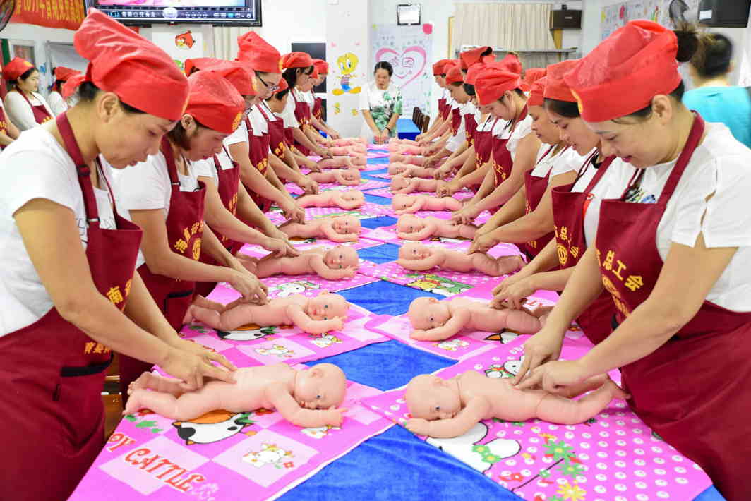 OH BABY: People participate in a free infant care training course organised by a local labour union in Haikou, Hainan province, China, Reuters/UNI