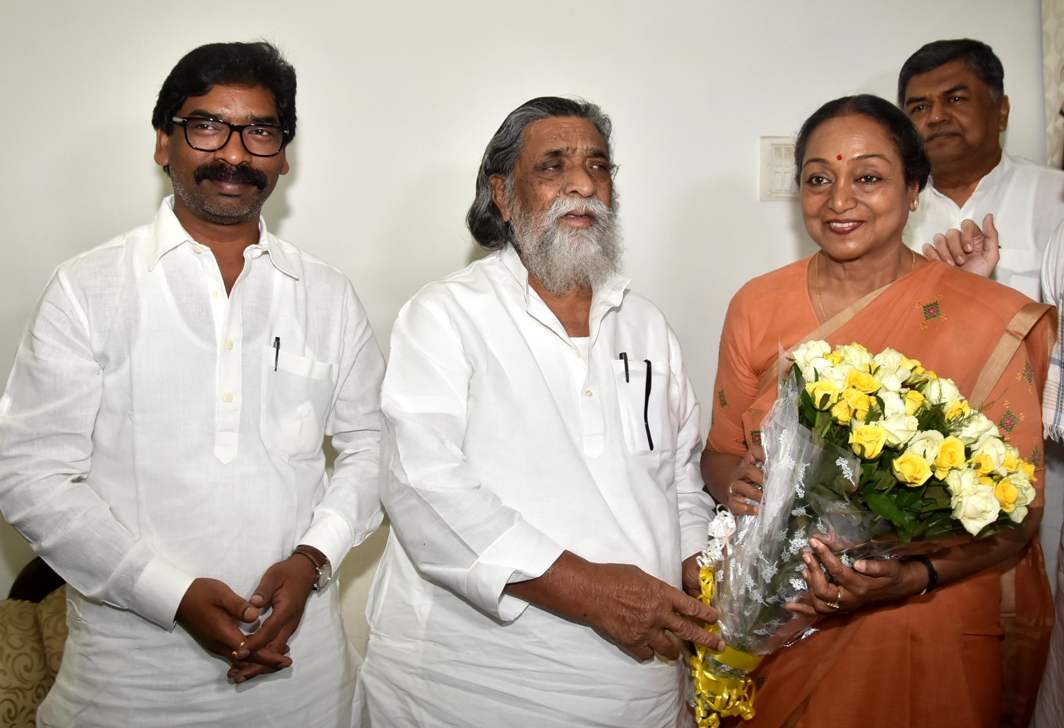 NEW FRIENDS: UPA's presidential candidate Meira Kumar is greeted by Jharkhand Mukti Morcha supremo Shibu Soren and Jharkhand Assembly Leader of Opposition Hemant Soren, on her arrival in Ranchi, UNI