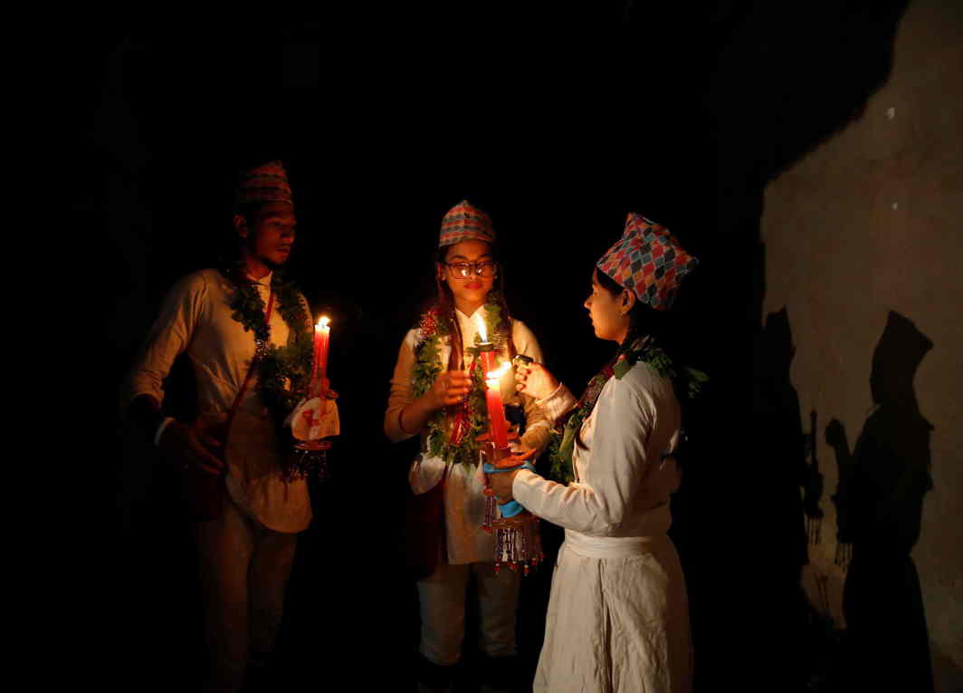 PATAN MEMORIES: Devotees in traditional attire holding candles take part in a parade commemorating the Neku Jatra-Mataya festival, the Festival of Lights, in Lalitpur, Nepal, Reuters/UNI