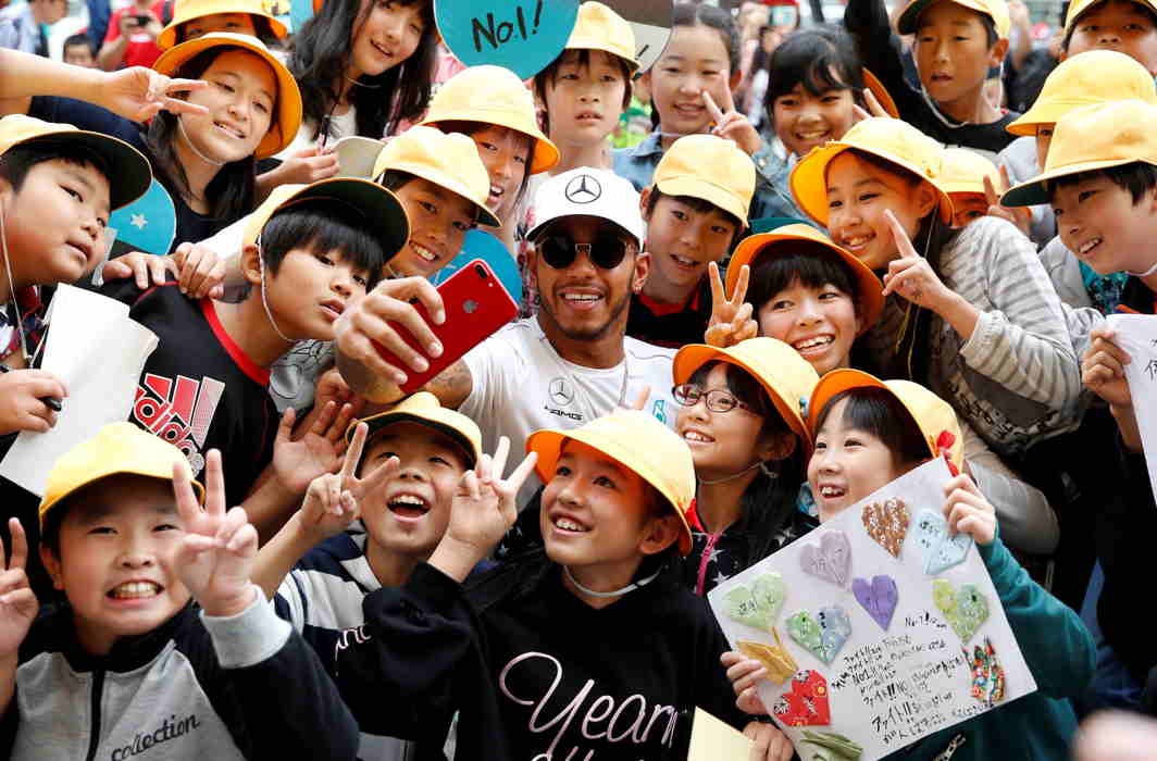 BE LIKE HAMILTON: Mercedes’ Lewis Hamilton takes a selfie with local elementary students during Formula One Japanese Grand Prix 2017 at the Suzuka Circuit, Reuters/UNI