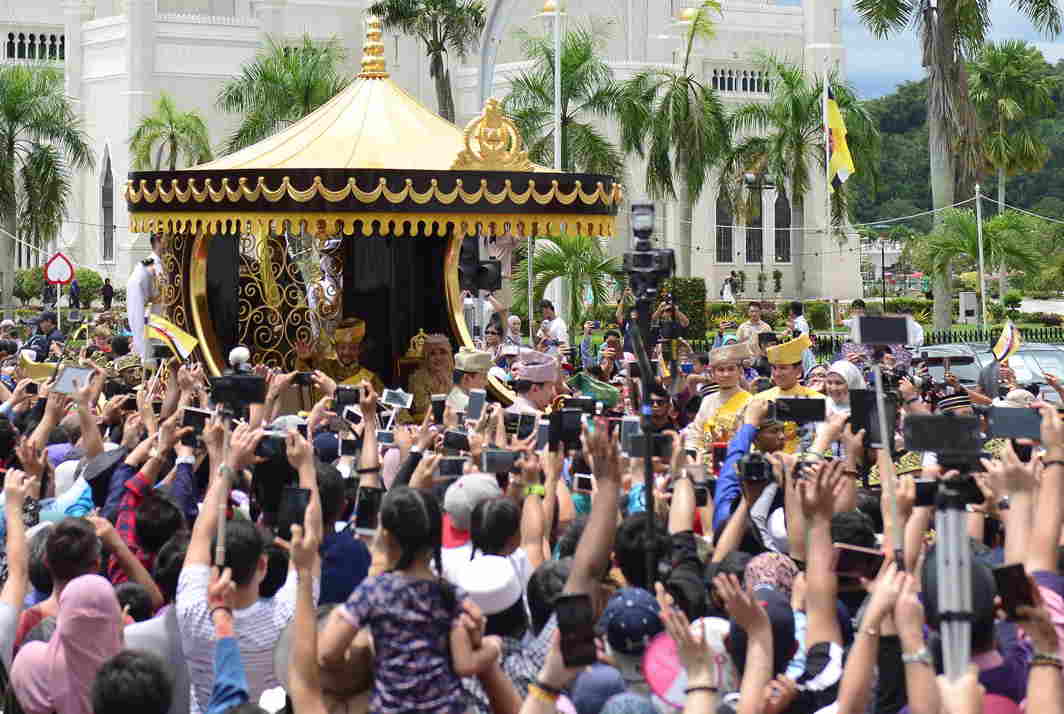 ROYAL PASSAGE: Brunei's Sultan Hassanal Bolkiah waves to people as he passes in a procession to mark the golden jubilee of his accession to the throne in Bandar Seri Begawan, Reuters/UNI