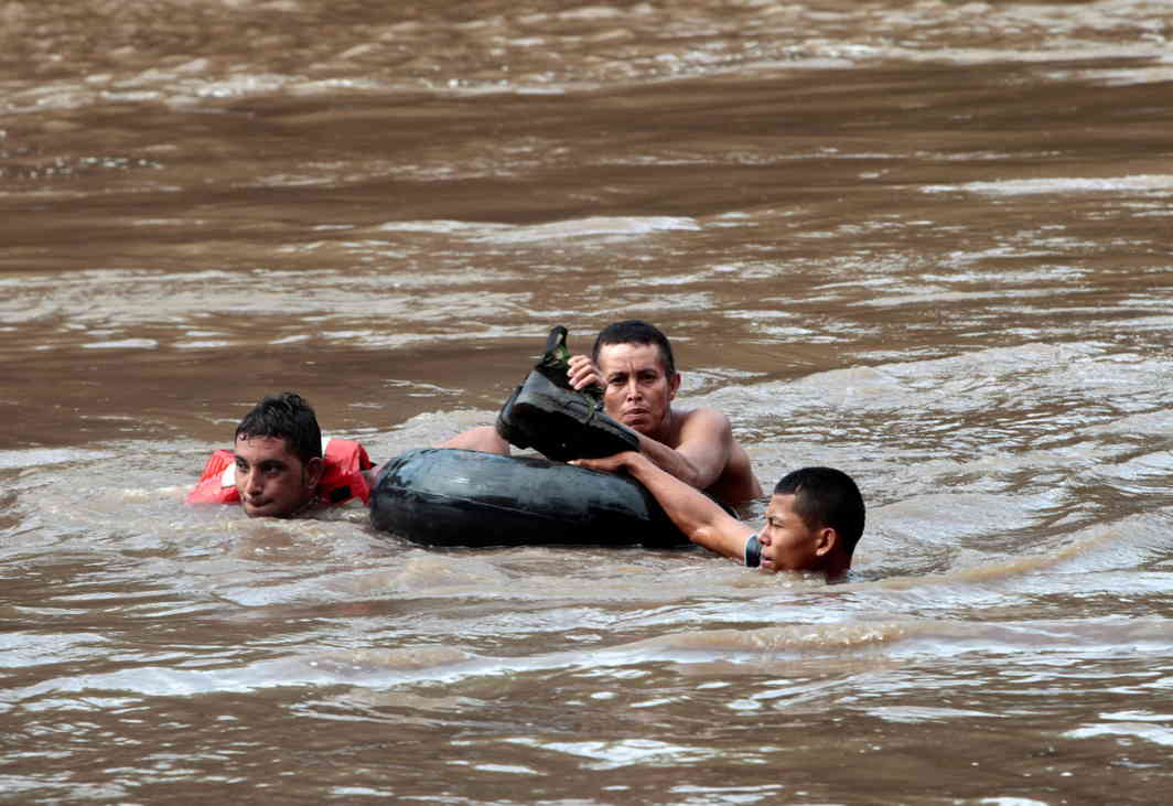 LIFE AFTER RAIN: People cross the Malacatoya river, which was flooded by heavy rains caused by a low pressure area affecting the Pacific coast, in Teustepe, Nicaragua, Reuters/UNI