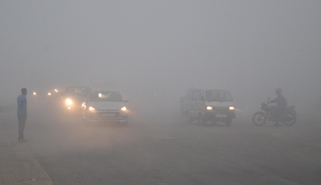 TOXIC HAZE: Vehicles on the Agra-Delhi national highway with the locality covered in dense smog, in Mathura. It led to an 18-car pile-up, resulting in at least one death, UNI