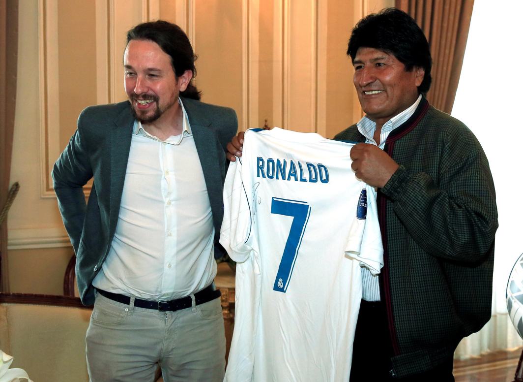 BEAUTIFUL GAME: Bolivia's President Evo Morales holds an autographed t-shirt of Real Madrid's soccer player Ronaldo, a gift from Spanish Pablo Iglesias, leader of the left-wing party Podemos, at the presidential palace in La Paz, Bolivia, Reuters/UNI