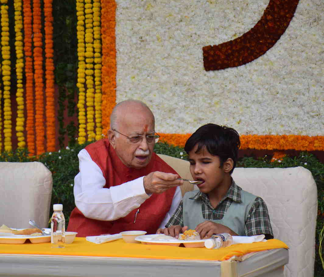 DINE WITH ME: Senior BJP leader LK Advani has breakfast with visually impaired students from a blind school, on his 90th birthday, in New Delhi, UNI