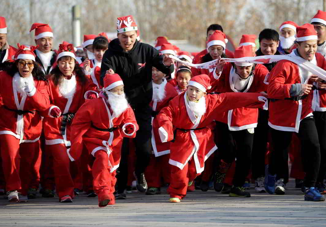 RUN FOR FUN: Participants dressed in Santa Claus costumes during a fun run ahead of Christmas Eve at Chaoyang park in Beijing, China, Reuters/UNI