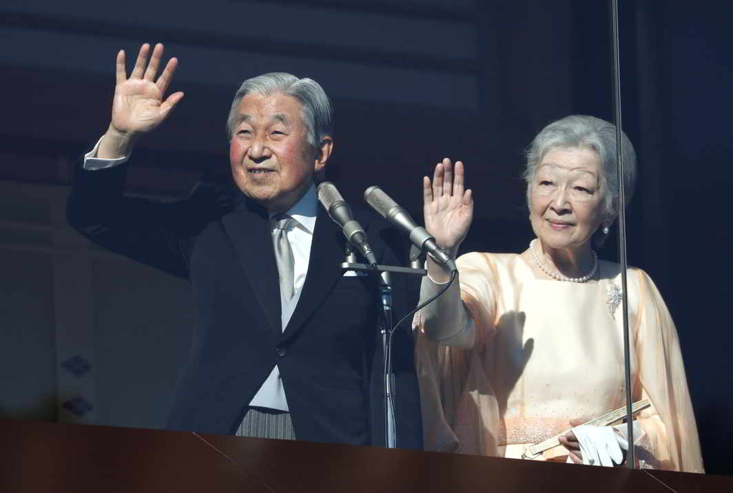 GOOD MORROW, COUNTRYMEN: Japan's Emperor Akihito, flanked by Empress Michiko, waves to well-wishers who gathered at the Imperial Palace to mark his 84th birthday in Tokyo, Japan, Reuters/UNI