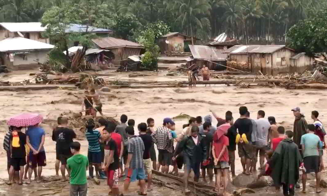 BRING THEM ASHORE: People help to rescue flood victims in Lanao Del Norte, Philippines, Climah Cabugatan Disumala/Reuters/UNI