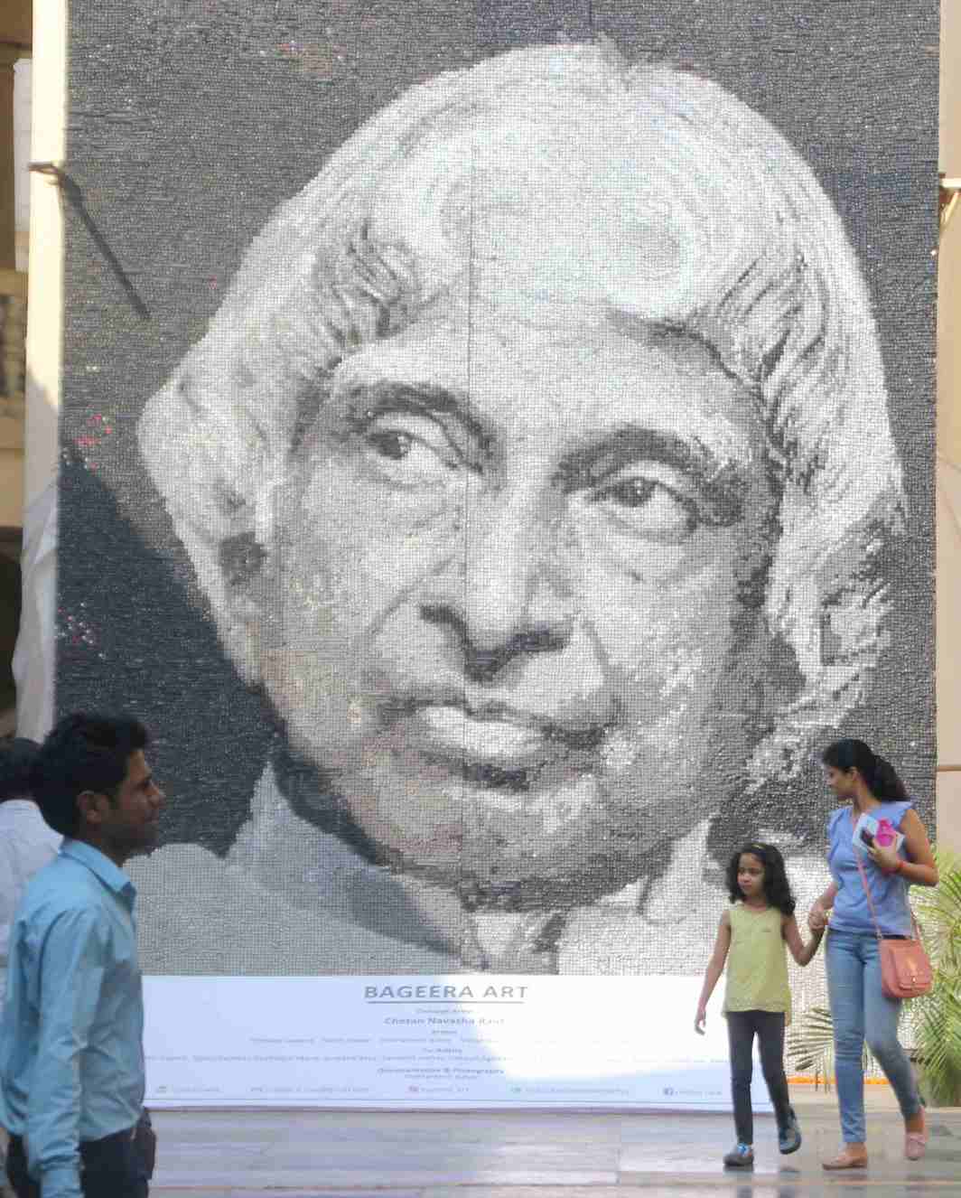GIANT AMONG CITIZENS: The world’s largest keyboard button portrait depicts the 11th President of India, Dr APJ Abdul Kalam created by artist Chetan Raut at a shopping mall, Powai, in Mumbai, UNI