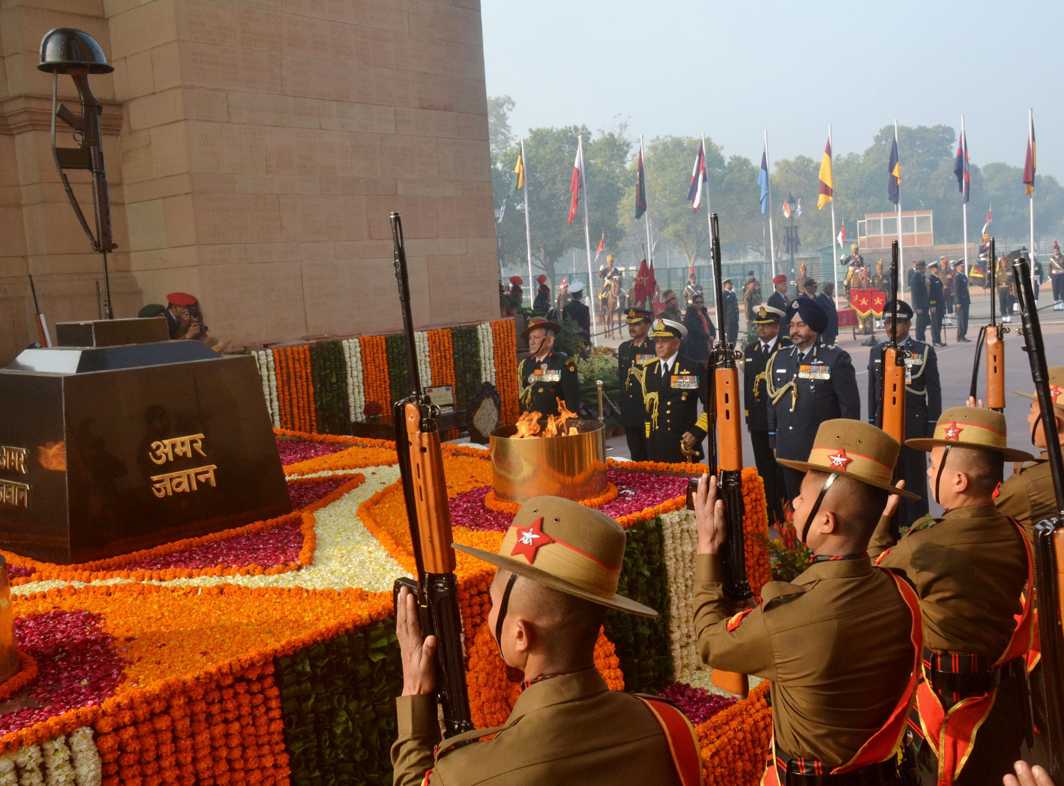 REMEMBER: The three service chiefs, General Bipin Rawat, Admiral Sunil Lanba and Air Chief Marshal Birender Singh Dhanoa, pay tribute to martyrs at Amar Jawan Jyoti at India Gate on the occasion of Army Day, in New Delhi, UNI