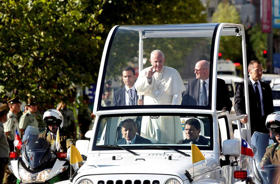 GOOD MORROW, CITIZENS: Pope Francis waves while driving through Santiago, Chile, Reuters/UNI