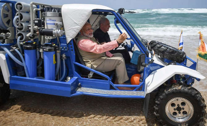 Wonderful sight of Modi and Netanyahu's friendship, walks of barefoot on the beach